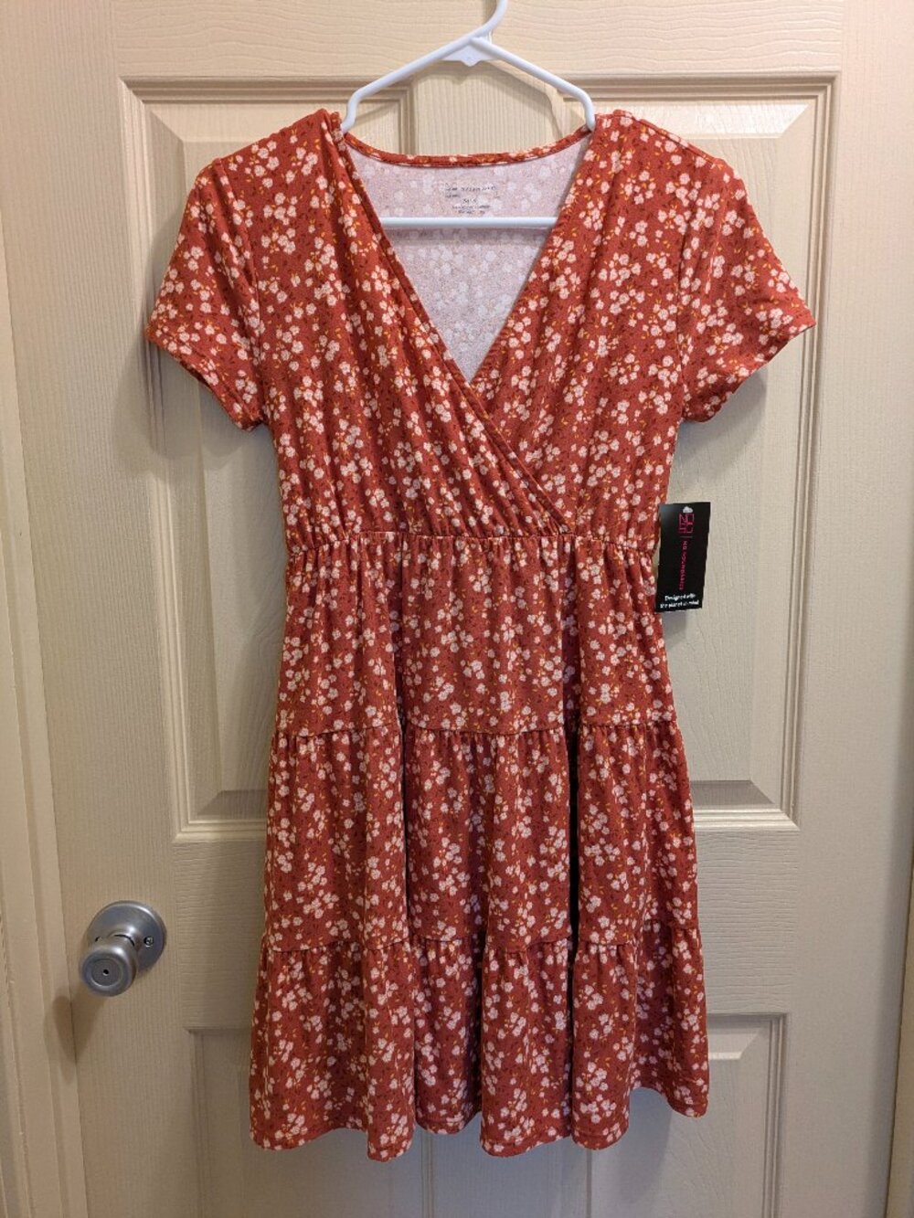 NWT No Boundaries V-neck Ditsy Floral Clay Brick Wrap Tiered Dress S